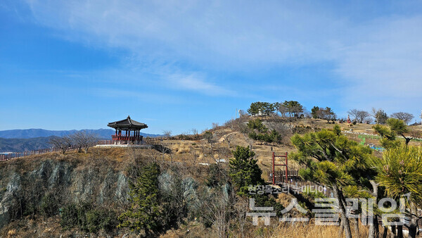 내려오기 전 바라본 등기산 전경이다. 꽃피는 봄의 풍경이 궁금했다. 사진=오근식 객원위원