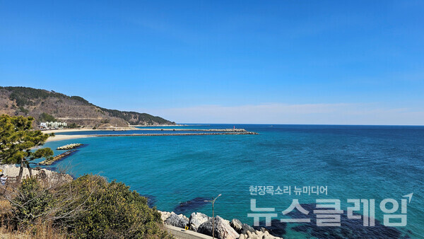 3월을 하루 앞둔 후포의 푸른 바다에 봄 물이 들어 초록으로 변하고 있었다. 저 산모퉁이를 돌아 걸어야 하는 길이 제법 먼데 마음은 한가롭다. 바다가 이렇게 멋진데 가다가 멈추면 또 어떠랴. 사진=오근식 객원위원