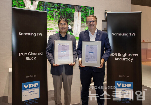 삼성전자 영상디스플레이사업부 김용재 부사장(왼쪽)과 스벤 오케(Sven Öhrke) VDE 마케팅·영업담당 사장이 지난 5일 독일 베를린 IFA 삼성 전시관에서 진행된 화질 우수성 인증 수여식에서 기념 촬영을 하고 있다. 삼성전자 제공