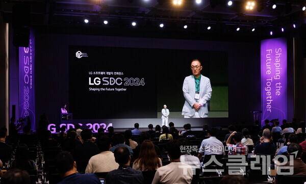 LG전자 CTO부문 박인성 SW센터장(전무)이 9일 서울 강서구 LG사이언스파크에서 열린 'LG 소프트웨어 개발자 콘퍼런스 2024(LG SDC 2024)'에서 환영사를 하고 있다. LG전자 제공