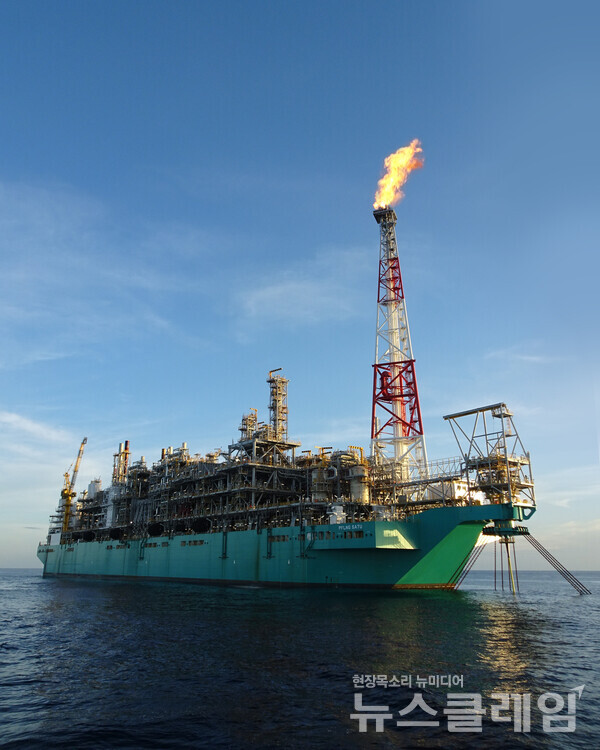 한화오션이 건조한 세계최초 FLNG. 한화오션 제공