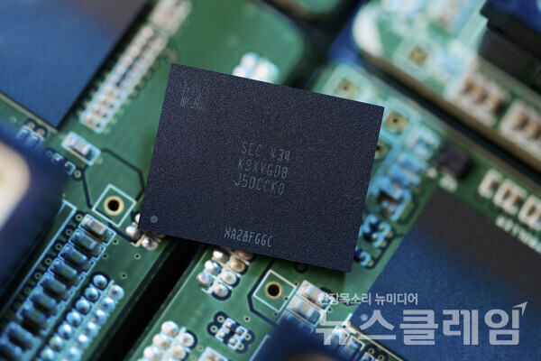 삼성전자(대표 한종희)는 AI시대 초고용량 서버SSD를 위한 '1Tb(테라비트) QLC(Quad Level Cell) 9세대 V낸드'를 업계 최초로 양산했다고 12일 밝혔다. 삼성전자 제공