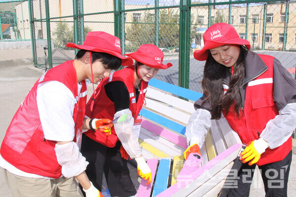 LG전자 임직원과 'LG전자 ESG 아카데미' 학생들로 구성된 라이프스굿(Life's Good) 봉사단이 9일부터 닷새간 몽골 울란바토르 샤하르트 79번 학교에서 외부 쉼터를 보수하고 있다. LG전자 제공