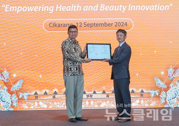 타루나 이크라르 인도네시아 식약처장이 박성수 대웅제약 대표에게 대웅바이오로직스인도네시아 줄기세포 공장 GMP 인증서를 전달하며 포즈를 취하고 있다. 대웅 제공