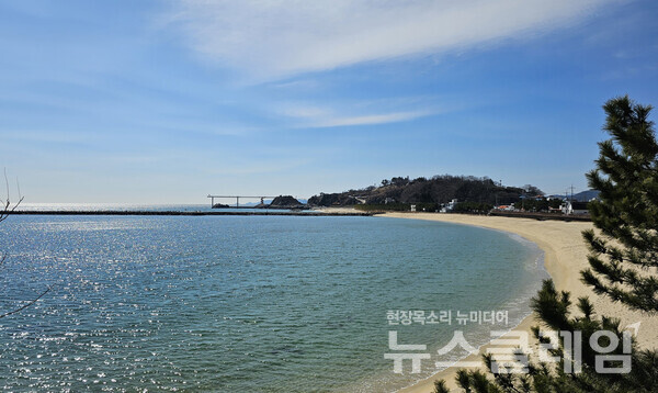 걷다가 문득 뒤돌아본 풍경은 늘 아련하고 아름답다. ‘언제 다시 후포리의 등기산을 갈 수 있을까’ 하는 마음으로 바라보기 때문일 듯하다. 사진=오근식 객원위원