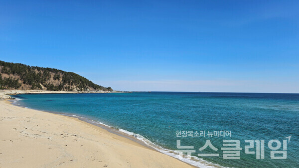바닷가의 편안한 길 위에서는 왼쪽에서 가파르게 내리는 산보다는 오른쪽의 가없는 바다만이 보인다. 사진=오근식 객원위원