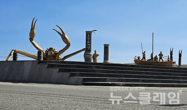 거일2리 마을 바닷가에 조성되어 있는 울진대게기념공원이다. 어느결에 대게 하면 영덕이라는 공식이 온 나라에 퍼졌지만, 울진의 후포항과 포항의 구룡포 역시 우리나라의 대표적인 대게산지다. 사진=오근식 객원위원