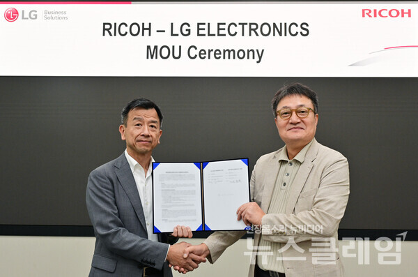 (왼쪽부터)리코의 타카시로 이리사(Takashiro Irisa) 디지털서비스사업 총괄부문장, LG전자 백기문 ID사업부장. LG전자 제공