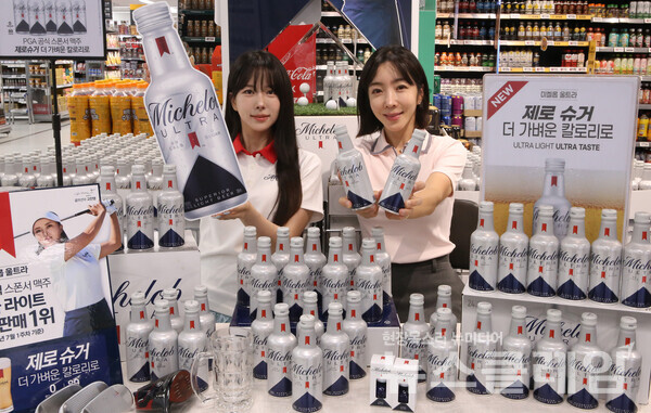 이마트 용산점에서 모델들이 '미켈롭 울트라' 맥주를 소개하고 있다. 이마트 제공