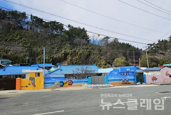혹시 찾아오는 이를 위해 벽화로 단장하고 있는 거일리 마을은 벽화보다 훨씬 더 아름다운 바다 경치를 가졌다. 사진=오근식 객원위원