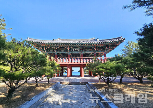 바다 반대편에서 보는 월송정의 정면이다. 1979년 12월19일에 공사를 시작해 1980년 7월 29일 공사를 끝냈다. 월송정 현판은 당시 재임 중이었던 최규하 대통령이 썼다. 사진=오근식 객원위원