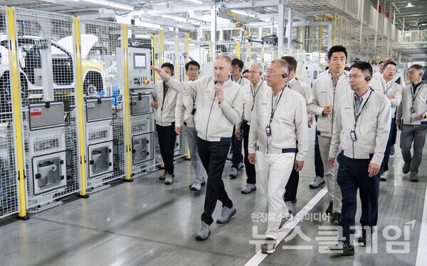 정의선 회장이 현대차 체코공장 현지 임직원들과 함께 생산 라인을 점검하고 있다. (앞줄 왼쪽부터)마틴 클리츠닉 HMMC 생산실장, 정의선 회장, 이창기 HMMC 법인장. 현대차그룹 제공