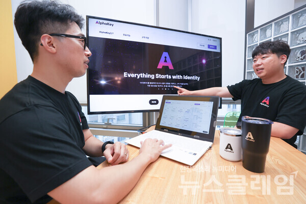 알파키를 소개하는 LG유플러스 모델. LG유플러스 제공