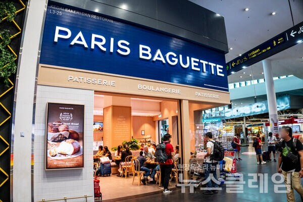 SPC(회장 허영인) 파리바게뜨는 말레이시아 쿠알라룸푸르 국제공항에 ‘게이트웨이 KLIA(Gateway Kuala Lumpur International Airport)점’을 오픈했다고 24일 밝혔다. SPC 파리바게뜨 제공