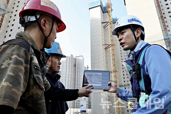 GS건설 아파트 현장에서 ‘자이 보이스’를 활용해 외국인 근로자에게 작업 유의사항을 설명하고 있다. GS건설 제공