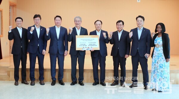 우리금융그룹이 대한상공회의소, 경기도상공회의소연합과 함께 이주배경가족(다문화·외국인근로자)의 국내정착 지원을 위해  ‘제5차 다함께 나눔프로젝트' 행사를 안산 글로벌다문화센터에서 개최했다. (왼쪽부터) 김성중 경기도 행정1부지사, 이민근 안산시장, 최태원 대한상공회의소 회장, 임종룡 우리금융그룹 회장, 배해동 경기도상공회의소연합회 회장, 권혁석 안산상공회의소 회장, 배상업 법무부 출입국·외국인정책본부 본부