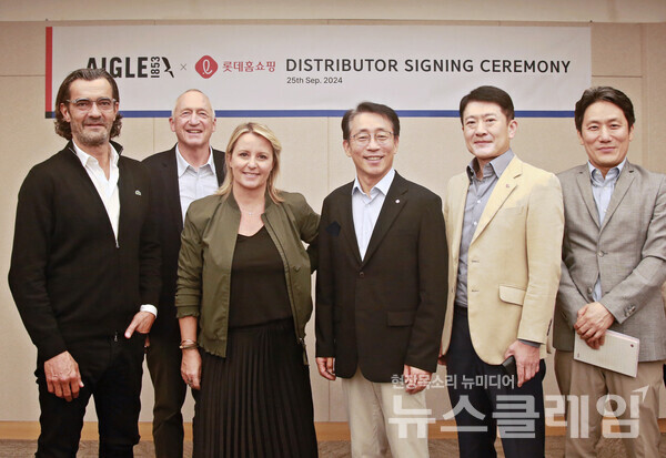 (왼쪽부터)MF브랜즈그룹 티에리 기베르(Thierry Guibert) 대표, 디디에르 모우(Didier Maus) 회장, 에이글 발레이 다시에르(Valerie Dassier) 대표, 롯데홈쇼핑 김재겸 대표, 강재준 채널본부장, 윤지환 상품개발부문장. 롯데홈쇼핑 제공