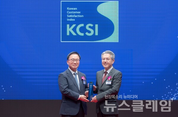 26일 서울 중구 신라호텔에서 진행된 2024 한국산업의 고객만족도(KCSI) 시상식에서 서장원 코웨이 대표이사(오른쪽)와 한수희 한국능률협회컨설팅 대표이사(왼쪽)가 기념촬영을 하고 있다. 코웨이 제공