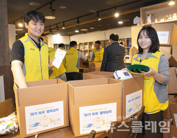 동서식품이 지난 26일 ‘한부모가정을 위한 육아용품 나눔 봉사활동’을 진행했다. 동서식품 임직원들이 육아용품 키트를 만들고 있다. 동서식품 제공