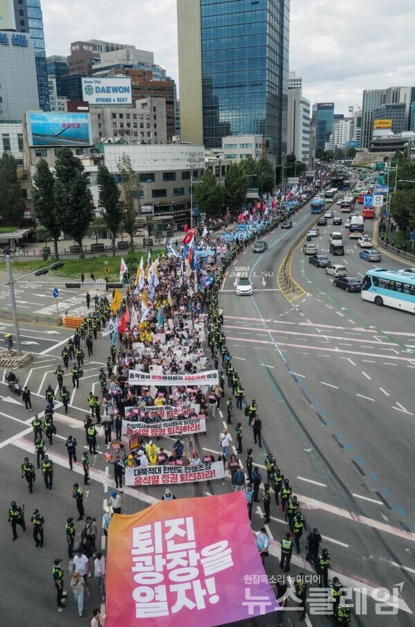 28일 오후 숭레문 앞에서 열린 '9.28 윤석열 정권 퇴진 시국대회'. 사진=최인기 빈민운동가