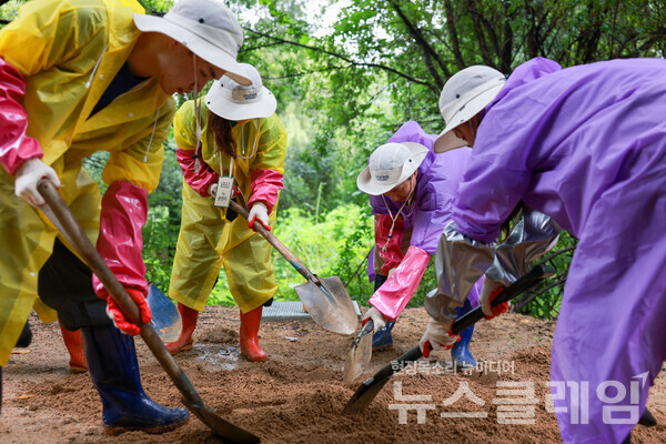 서울 여의도 샛강생태공원에서 친환경 봉사 활동을 하는 ‘해피무브 더 그린’ 단원들 모습. 현대차그룹 제공