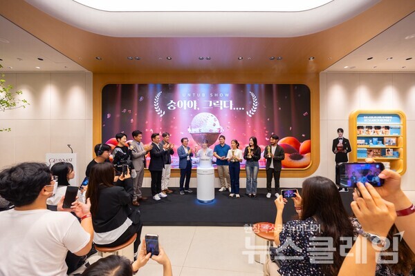 지난 27일 ‘워크샵 바이 배스킨라빈스’ 매장에서 열린 10월 이달의 맛을 선보이는 ‘그래이맛 어워드’ 언텁쇼에서 참석자들이 최초로 공개하는 신제품 ‘숭아야, 그릭다....’ 1호 텁을 개봉하는 세레머니를 함께 축하하고 있다. SPC 배스킨라빈스 제공