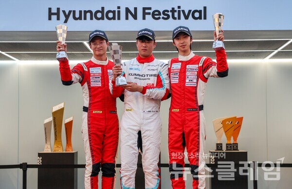 금호타이어(대표 정일택)의 전기차 전용 레이싱 타이어 이노뷔(EnnoV)를 장착한 DCT 레이싱팀의 김규민 선수와 금호 SL모터스포츠팀의 이창욱 선수가 지난 28일~29 경기도 용인시 에버랜드 스피드웨이에서 열린 현대N페스티벌 eN1 클래스 5·6라운드에서 각각 우승을 차지했다. 금호타이어 제공