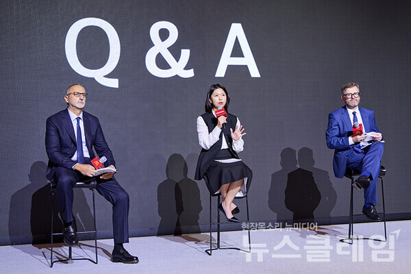 30일 열린 내부행사에서 한국맥도날드 전략적 파트너 카말 알 마나(Kamal Al Mana), 김기원 대표이사와 글로벌 맥도날드 아시아 사업부 사장 스탠 헤이튼스(Stijn Heytens)가 임직원들의 질문에 답변하고 있다. 한국맥도날드 제공