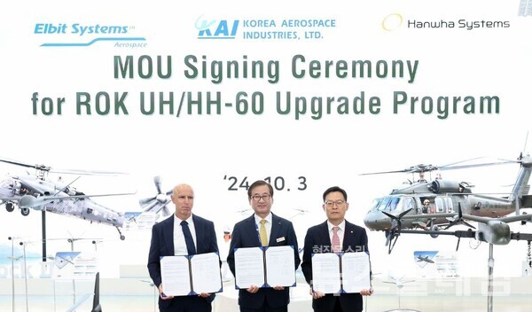 한화시스템은 지난 3일 KADEX 2024 현장에서 한국항공우주산업(KAI), 엘빗 시스템즈(Elbit Systems)와 함께 ‘UH/HH-60 성능개량 사업 협력을 위한 3자 업무협약(MOU)’을 체결했다. (우측부터)손재일 한화시스템 사업총괄, 강구영 한국항공우주산업 사장, 아론 캐니언(Alon Canyon) 엘빗시스템즈 부사장. 한화시스템 제공