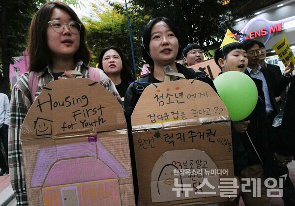 3일 오후 서울 홍대입구역 인근에서 열린 '2024년 주거권 행진'. 사진=최인기 빈민운동가