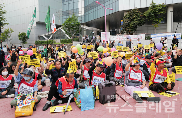 3일 오후 서울 홍대입구역 인근에서 열린 '2024년 주거권 행진'. 사진=최인기 빈민운동가
