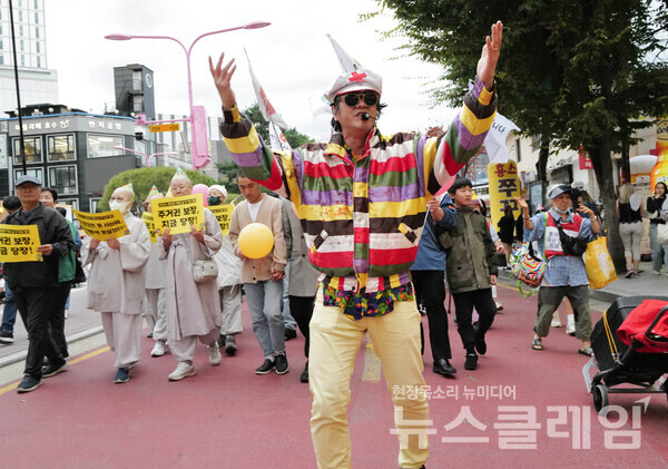 3일 오후 서울 홍대입구역 인근에서 열린 '2024년 주거권 행진'. 사진=최인기 빈민운동가