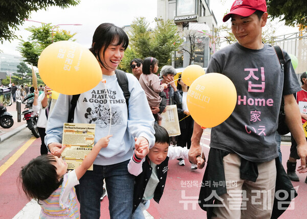 3일 오후 서울 홍대입구역 인근에서 열린 '2024년 주거권 행진'. 사진=최인기 빈민운동가