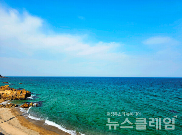 3월20일 해파랑길25코스를 걸으며 본 바다는 봄 햇볕은 가득 머금도 있었다. 사진=오근식 객원위원