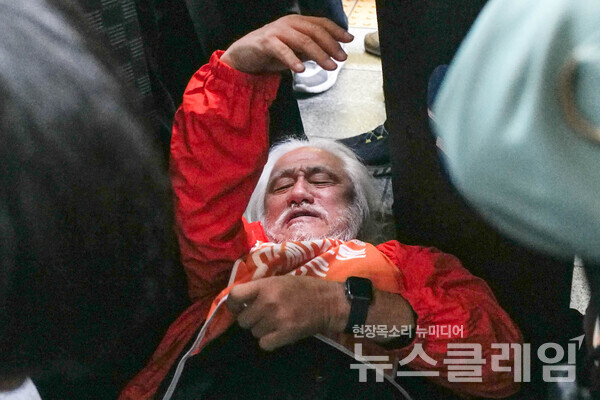 7일 오전 서울 헤화역 승강장에서 열린 '8차 다이인(Die-in) 행동'. 사진=최인기 빈민운동가