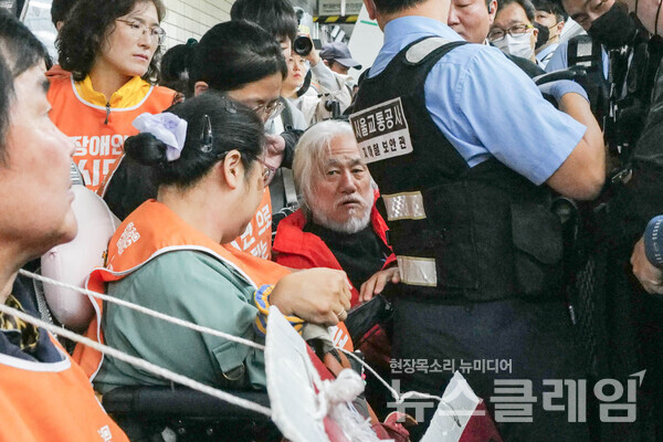 7일 오전 서울 헤화역 승강장에서 열린 '8차 다이인(Die-in) 행동'. 사진=최인기 빈민운동가