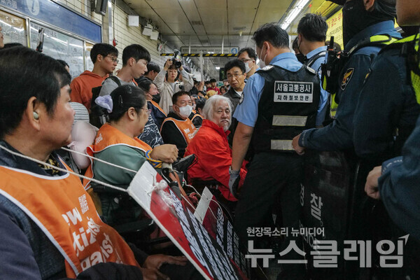 7일 오전 서울 헤화역 승강장에서 열린 '8차 다이인(Die-in) 행동'. 사진=최인기 빈민운동가