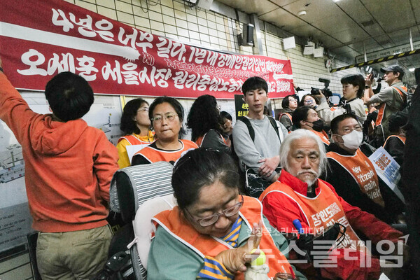7일 오전 서울 헤화역 승강장에서 열린 '8차 다이인(Die-in) 행동'. 사진=최인기 빈민운동가