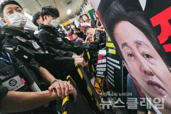 7일 오전 서울 헤화역 승강장에서 열린 '8차 다이인(Die-in) 행동'. 사진=최인기 빈민운동가