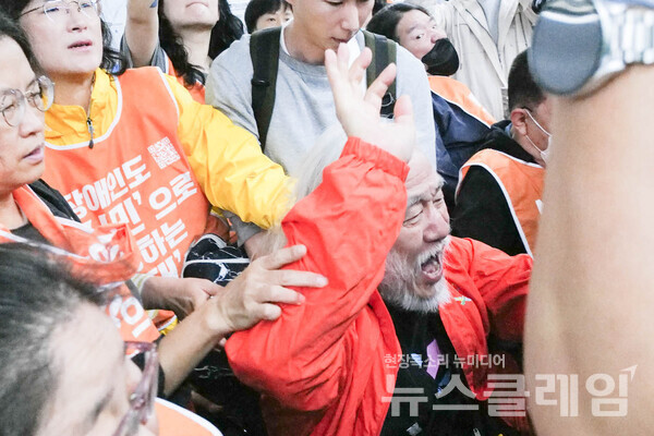 7일 오전 서울 헤화역 승강장에서 열린 '8차 다이인(Die-in) 행동'. 사진=최인기 빈민운동가