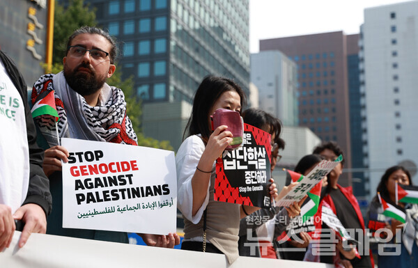 7일 오전 주한 이스라엘 대사관 앞에서 진행된 '가자지구 집단학살 1년 이스라엘 규탄 기자회견'. 사진=참여연대·양동민