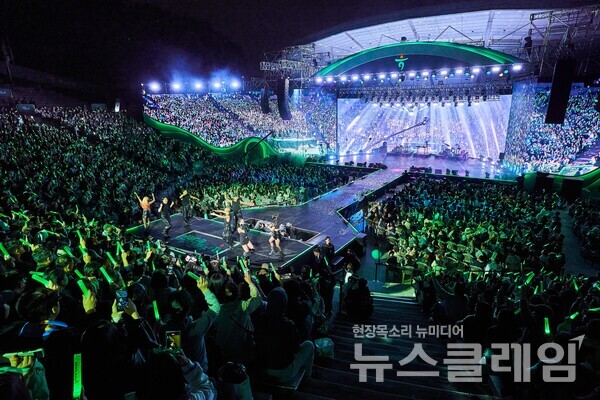 지난 5일과 6일 서울 연세대학교 노천극장에서 진행된 ‘2024 하나플레이리스트 콘서트’에서 아티스트들의 공연에 관객들이 환호하고 있다. 하나은행 제공