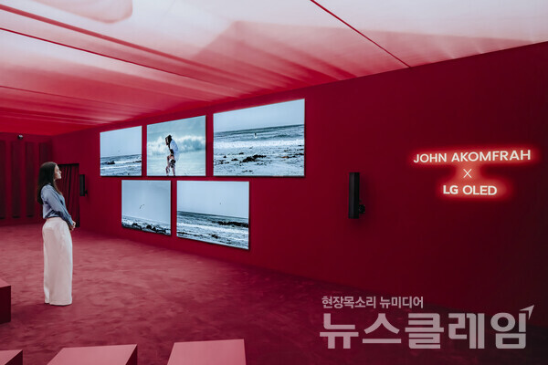 모델이 97형 올레드 에보 5대를 활용한 초대형 작품 '바람이 되어(Becoming Wind)'를 감상하는 모습. LG전자 제공