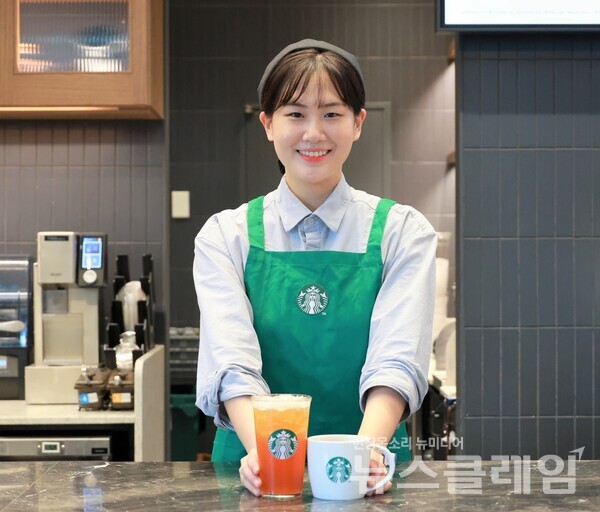 스타벅스 코리아(대표이사 손정현)는 지난 2016년 9월 선보인 ‘자몽 허니 블랙 티’가 출시 8년 2개월 만에 누적 판매량 1억 잔을 기록했다고 11일 밝혔다. 스타벅스 코리아 제공