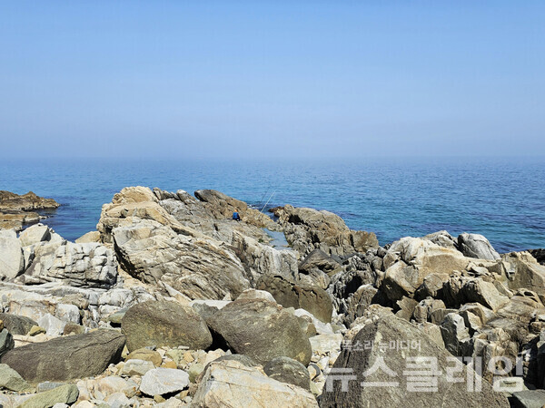 망양정에 가까워질수록 바닷가엔 바위가 더 많이 보였다. 사진=오근식 객원위원