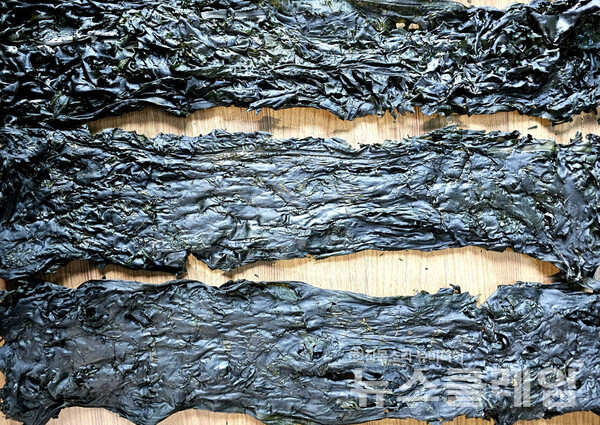 노모를 보살피던 초로의 아주머니에게서 산 15장의 미역은 쌀뿐 아니라 품질도 최상이었다. 사진=오근식 객원위원