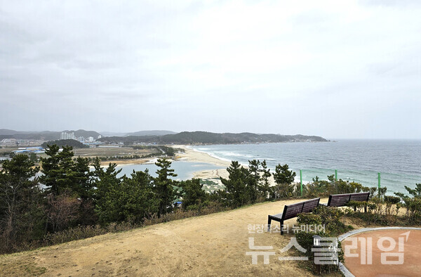 망양정 북쪽엔 왕피천과 남대천이 동해로 흘러들고 있다. 사진=오근식 객원위원