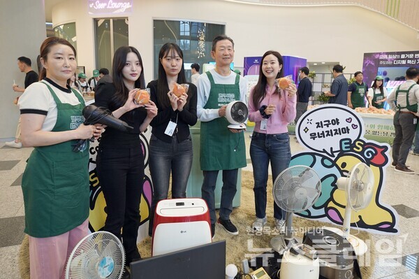 14일 오전 LG유플러스 용산사옥에서 황현식 대표(왼쪽에서 네번째)가 전자폐기물 수거 캠페인에 동참하며 전자제품을 전달한 직원들과 기념촬영을 하고 있다. LG유플러스 제공