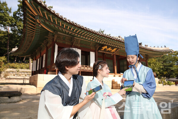 삼성전자(대표 한종희)는 '갤럭시  AI'의 다양한 기능을 대한민국 전통 문화와 연계해 체험할 수 있는 특별한 프로그램을 국내외 관광객들에게 선보인다고 14일 밝혔다. 삼성전자 제공