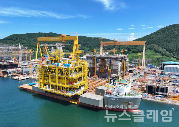 한화오션이 건조한 고정식 원유생산설비가 카타르 알샤힌 유전지역으로 출항을 위해 준비를 하고 있다. 한화오션 제공